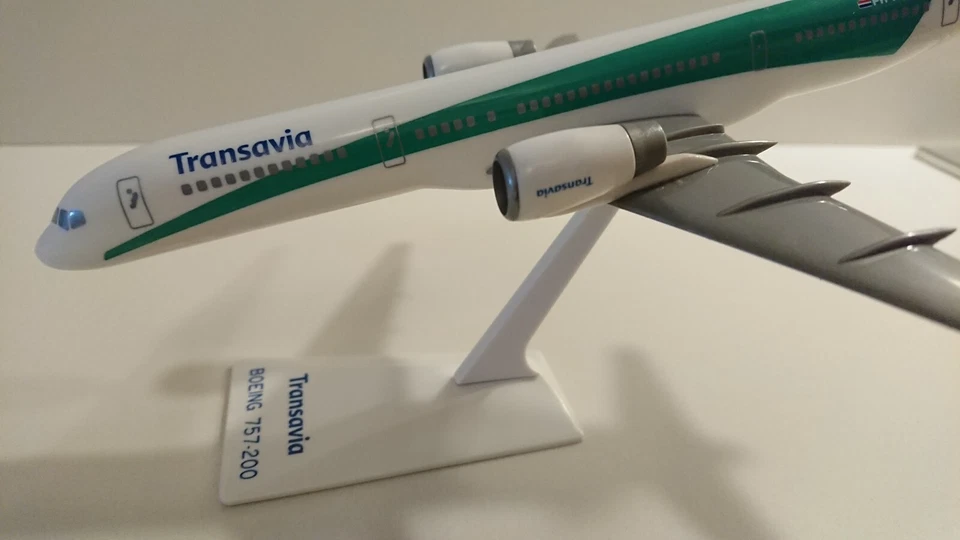MODELLINO AEREO DI LINEA IN PLASTICA CON SUPPORTO TRANSAVIA BOEING 757 200 - Immagine 3 di 4