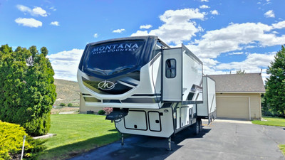 2024 Keystone Montana High Country 295RL - Solar Lithium Upgraded - Only 2983 mi