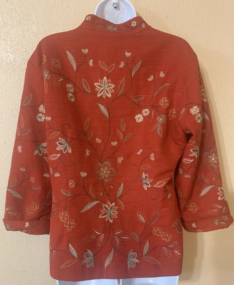 Blazer elegante feminino Silk Land bordado floral com botões tamanho grande - Imagem 2 de 4