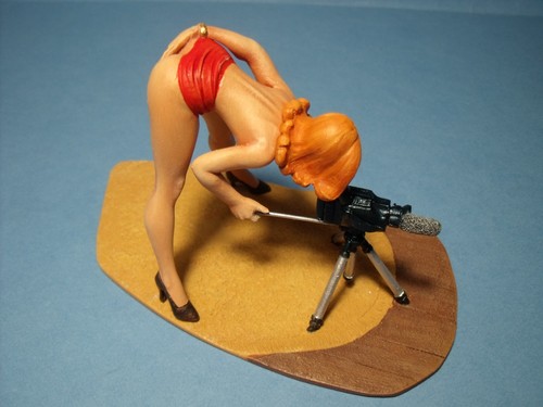 Figurine 1/18 – Girl Marion – Vroom – Peinte – Pour Collection Minichamps / Norev / Autoart