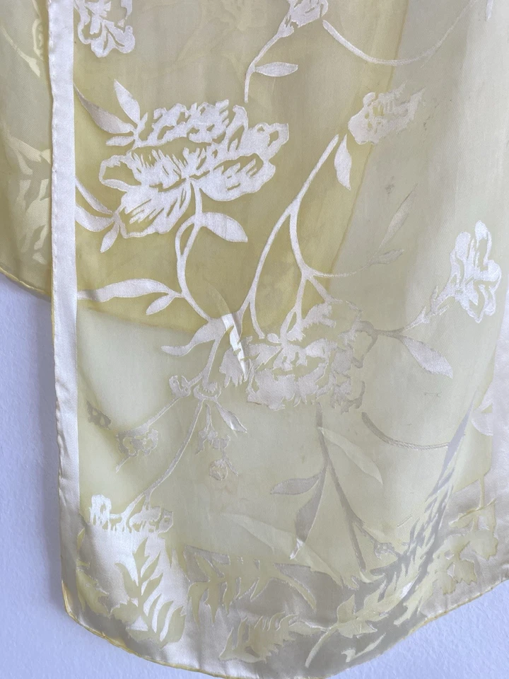 Preciosa bufanda de seda amarilla para mujer sin marca con patrón floral 60"/13" Foto 2 de 4