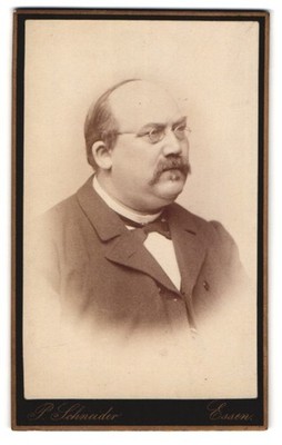 Fotografie P. Schneider, Essen, Kettwigerstraße 38, Porträt eines Herrn mit Bri 