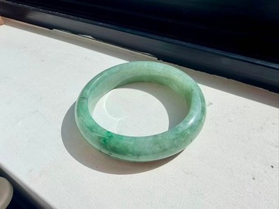 Burma Jadeit Armreif 57m grün transluzent Typ A Burmese Jade 翡翠缅料种水绿