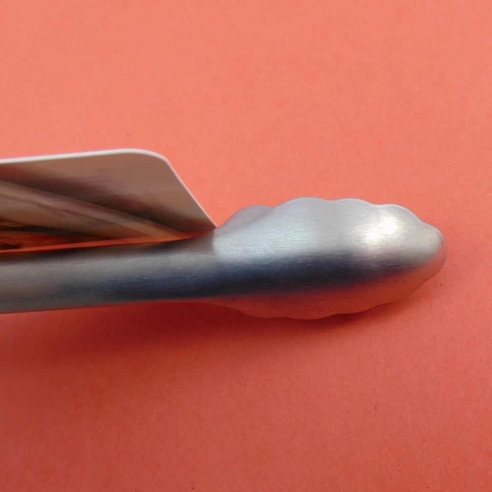 Pinzas para ensaladas pequeñas KitchenAid acero inoxidable brazos bloqueables festoneados KO0890HSSA Foto 4 de 4