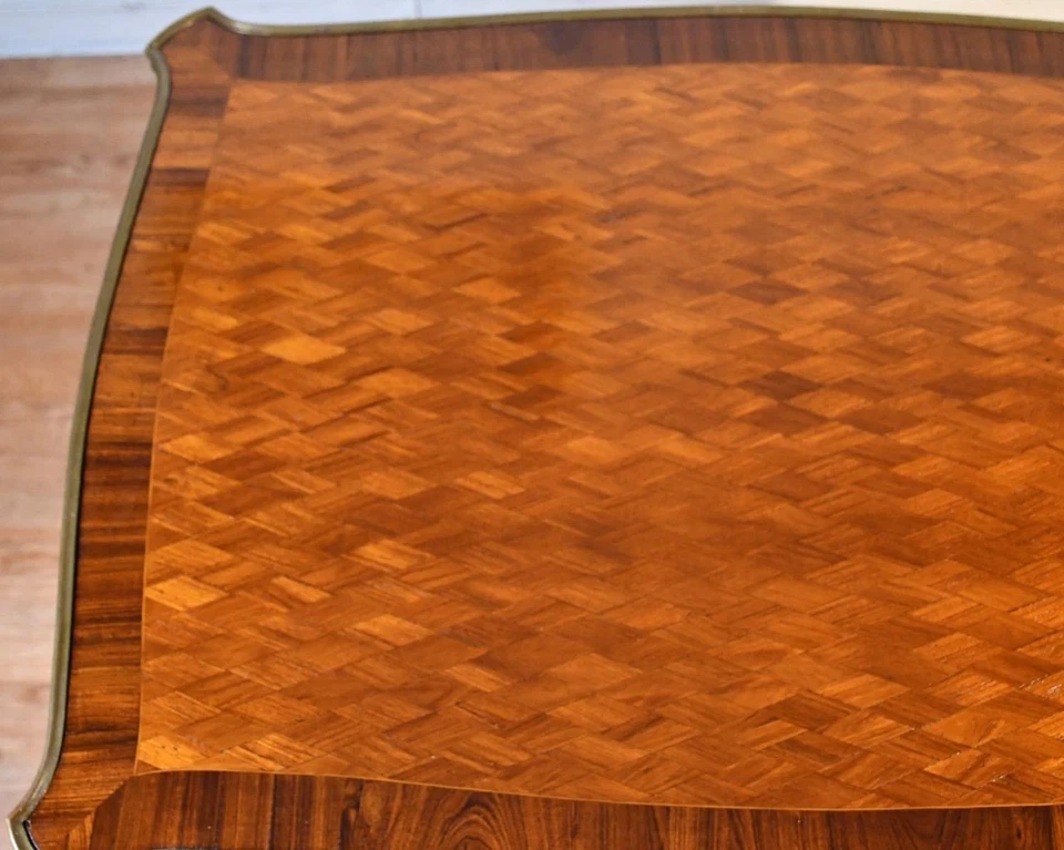 Escritorio antiguo francés Luis XV de 1900 con incrustaciones de marquetería de madera satinada de nogal Foto 4 de 4