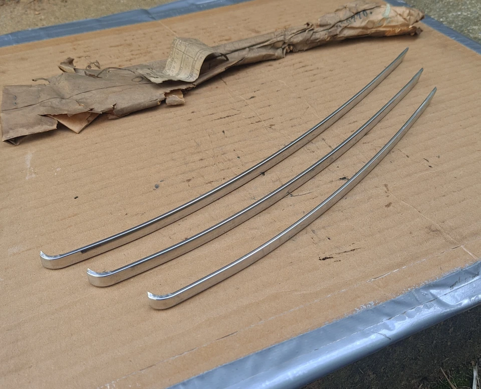 Plymouth Roadking Deluxe 1940 Nuevo de Lote Antiguo MoPar Rejilla Superior Izquierda Carcasa Moldura Paquete de 3 Foto 3 de 4