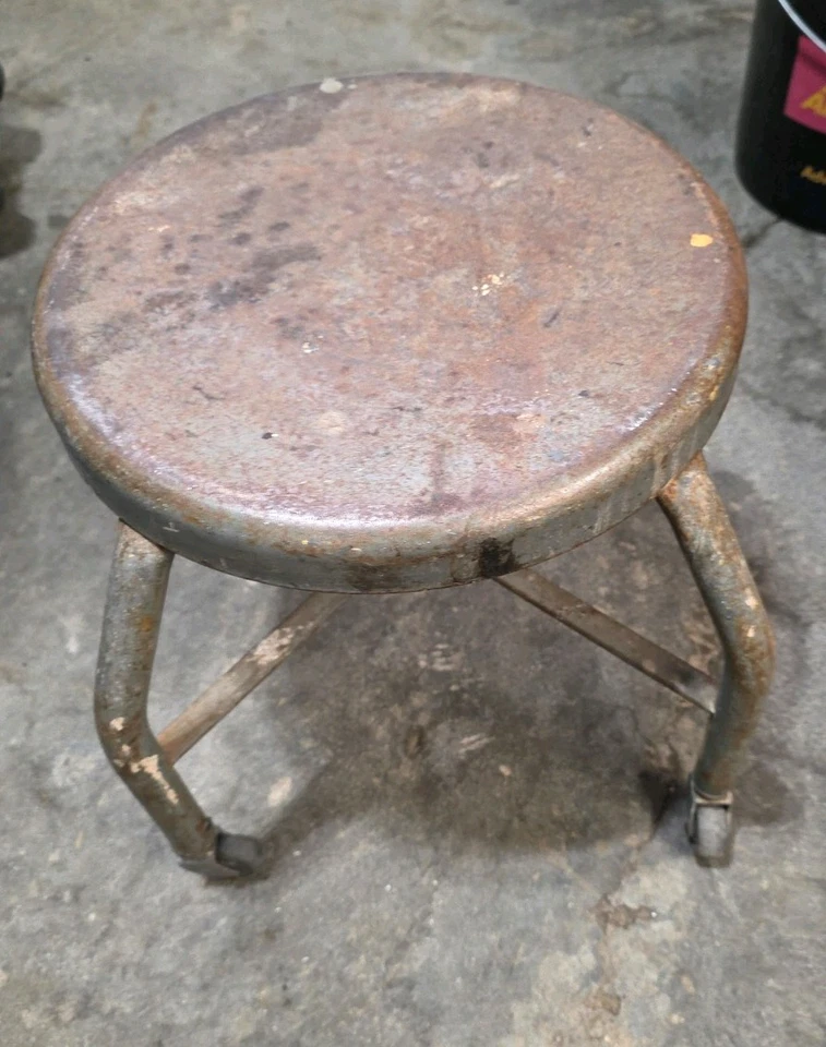 Taburete militar de metal 1962 con ruedas usado durante la guerra foto de colección Foto 4 de 4