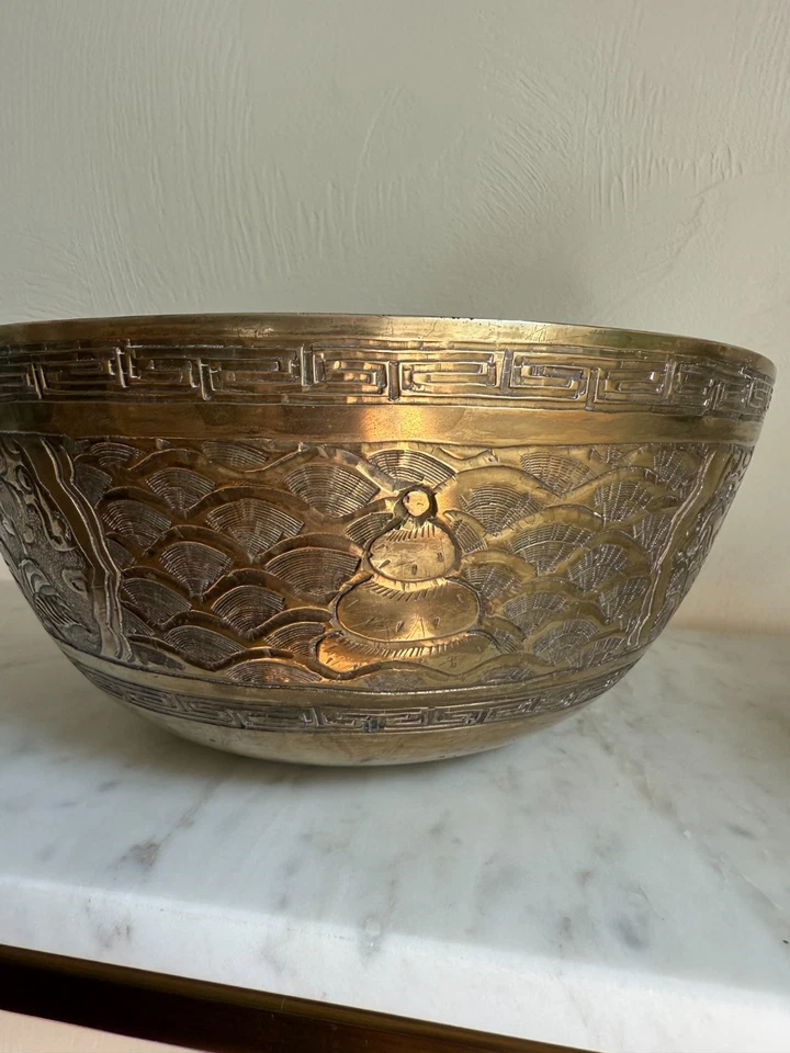 Antiguo cuenco pesado chino grabado en bronce marcas Xuande siglos XVII-XVIII Foto 3 de 4