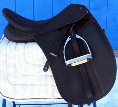 BATES WINTEC DRESSAGE Saddle - CAIR/Easy Change Gullet System - 17.5'' -BEAUTIFUL