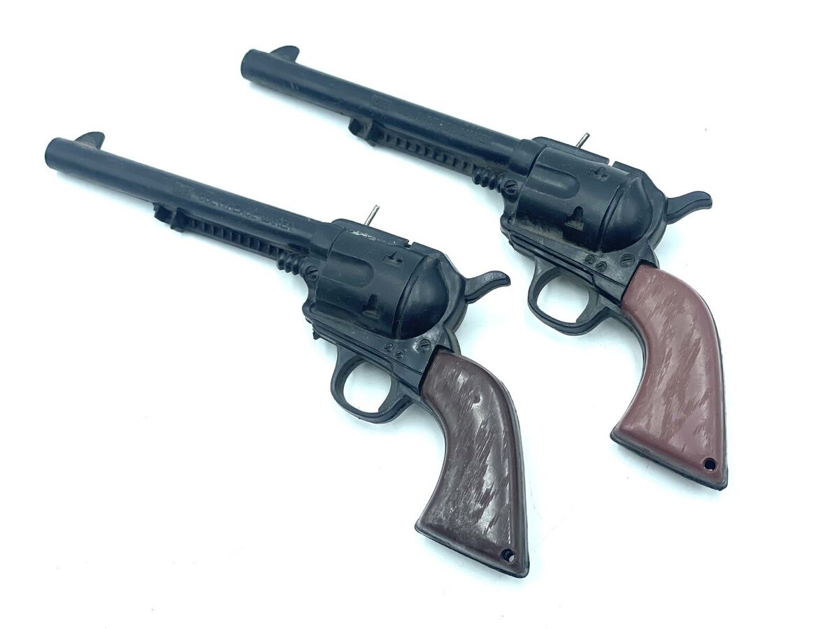 VINTAGE 1970 COUPLE WESTERN GUN PISTOL COLT PEACEMAKER PEACE VINTAGE 1970 COUPLE WESTERN GUN PISTOL COLT PEACEMAKER PEACE