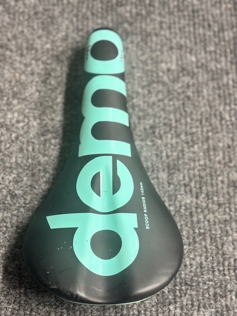 Fabric Scoop Radius Elite Saddle 142mm Black