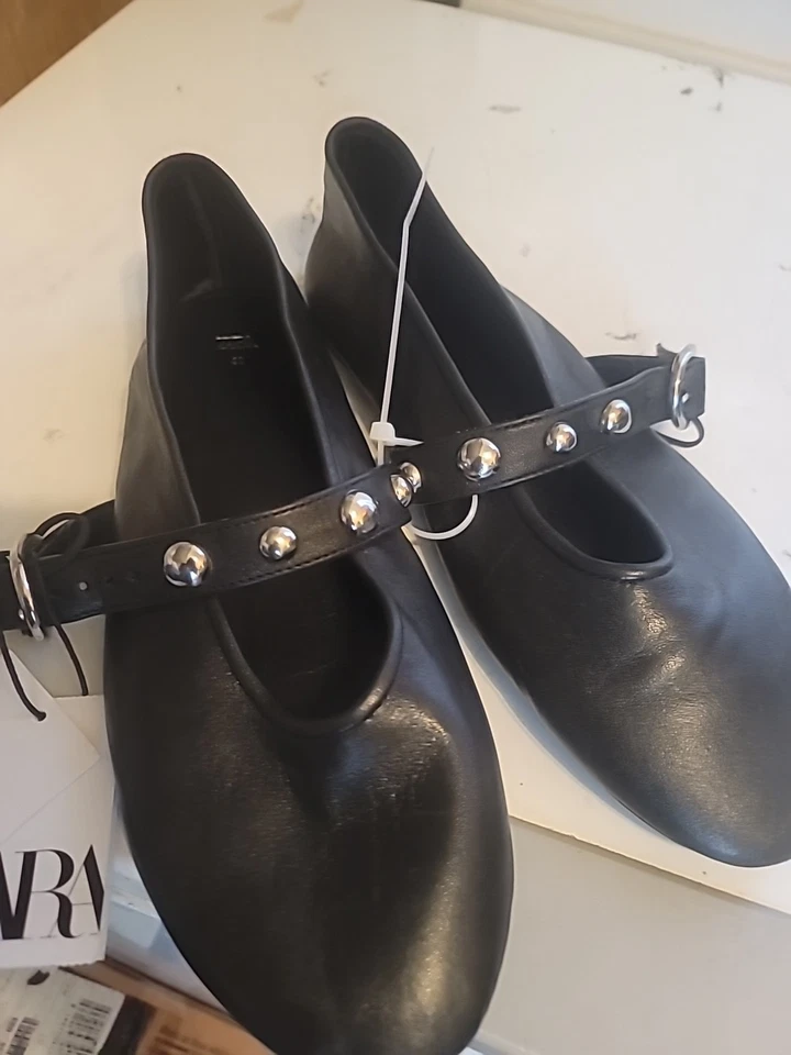 Zara Tachonado Cuero Balled Negro Plano Foto 3 de 4