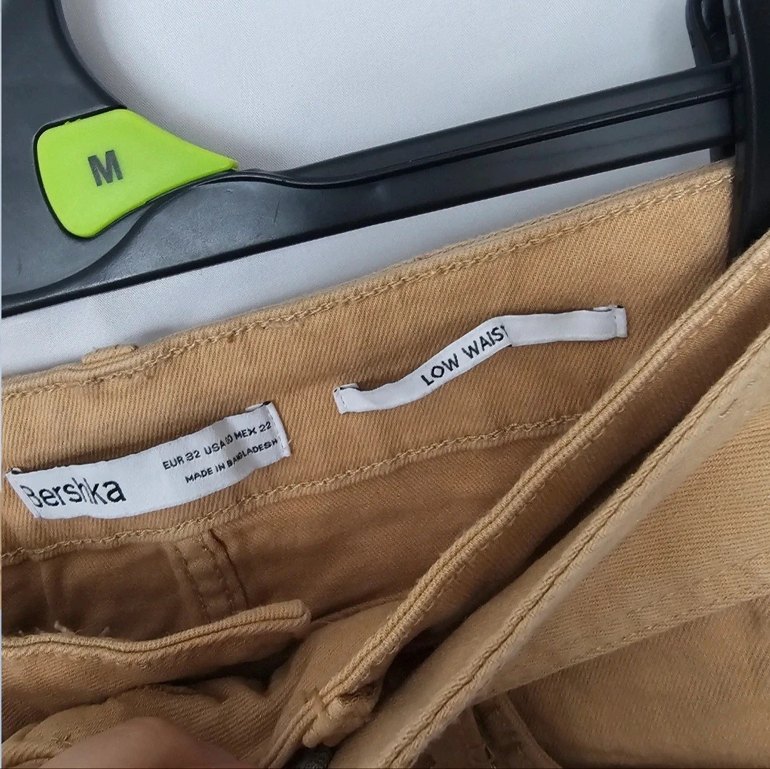 Bershka - Minifalda de mezclilla con cinturón de cintura baja tostada para mujer - Talla XS