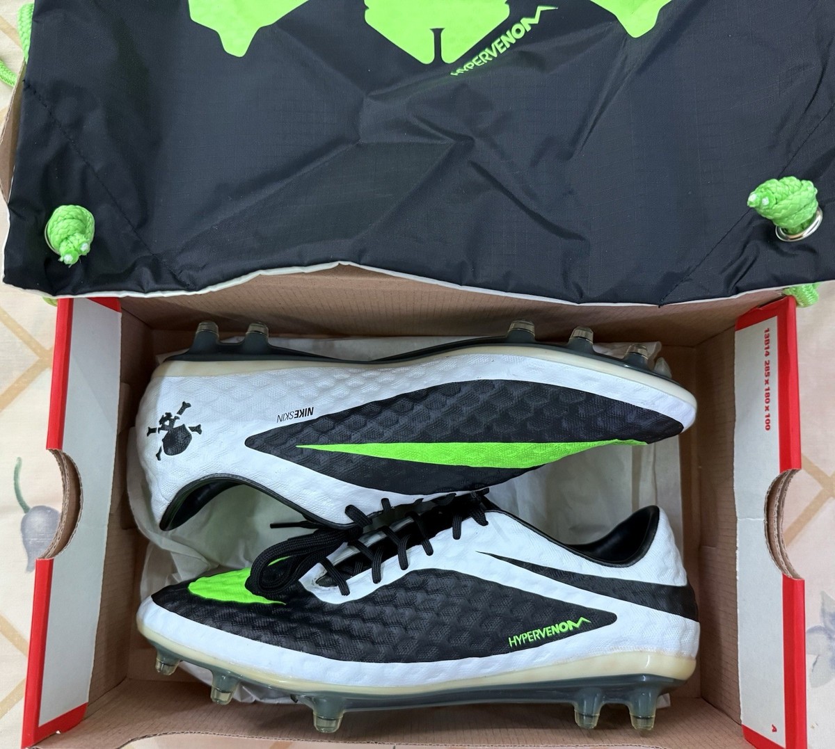 Nike Hypervenom サッカーシューズ ブラック/ホワイトSG Amazon.com | Nike Unisex 'Free Hypervenom' Sneakers US 6Y