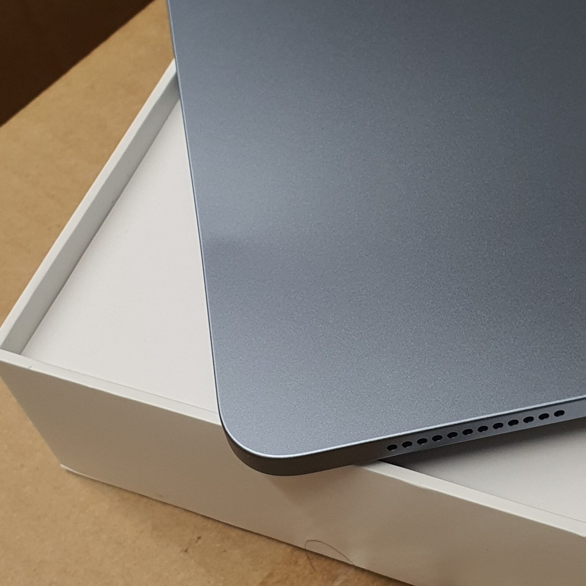 Apple iPad Air 4th Gen 64GB Wi-Fi Cellular Unlocked 10.9 in Sky
