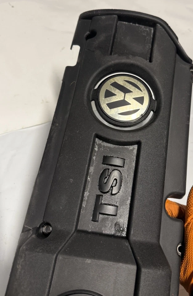 Cubierta del motor Volkswagen Tiguan MK1 2012 03C103925AM (U) Foto 2 de 4