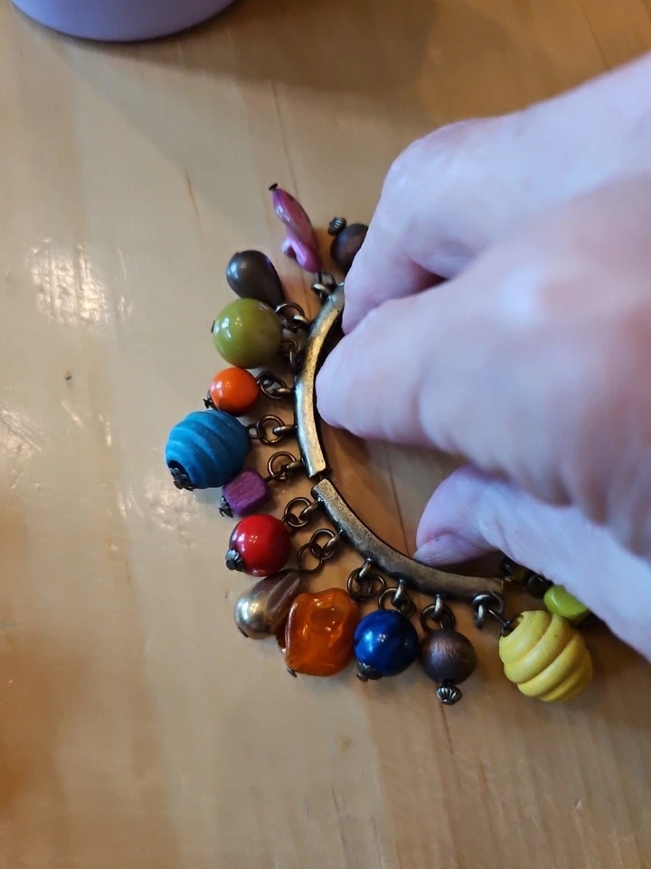 Pulsera de latón ajustable con cuentas de bola Foto 2 de 4