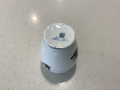 VICTORIA AUSTRIA HAND PAINTED BLUE BIRD PATTERN VASE C 1918 - Foto 5 di 6