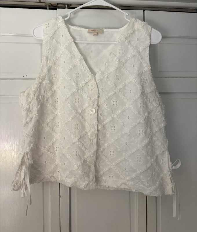 Skies Are Blue Women's White Embroidered Button Front Sleeveless Vest L