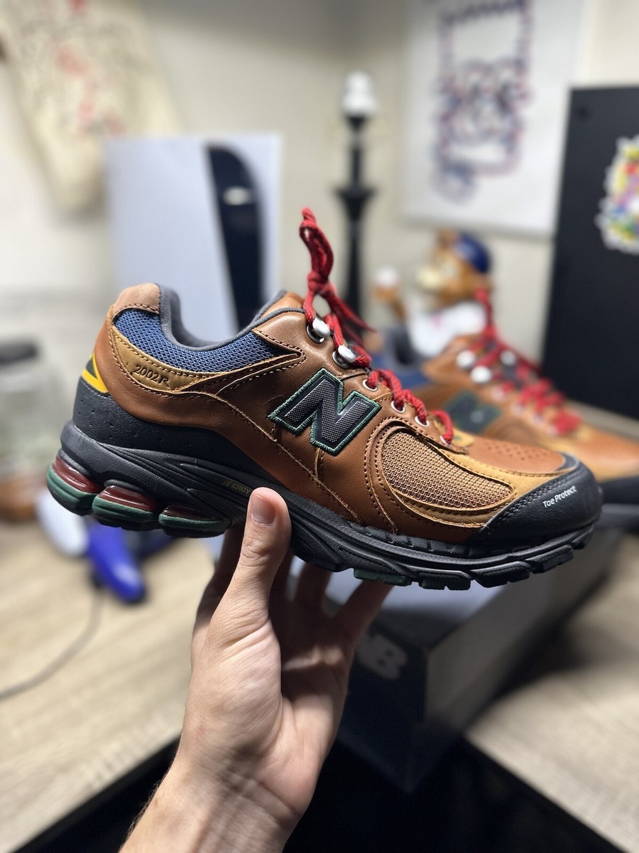 New Balance 2002R Brown Hiking Pack M2002RWM Size 8 New Damaged
