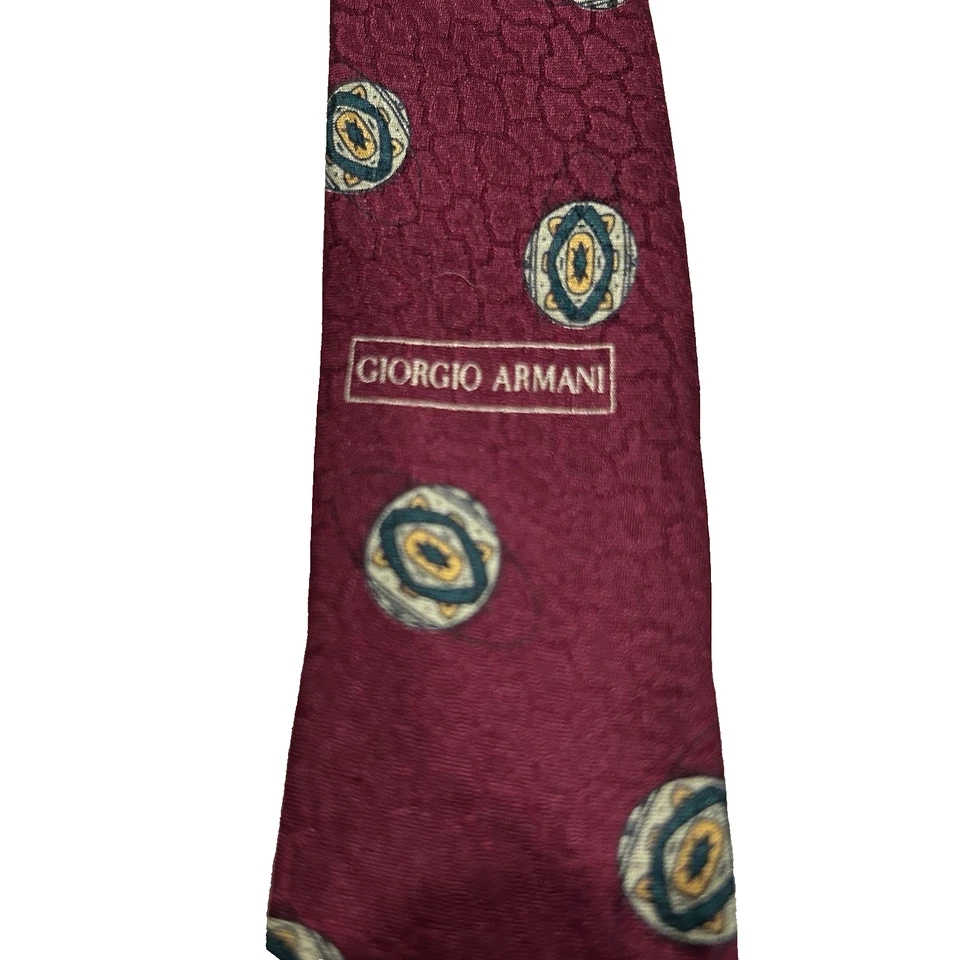 Corbata de seda vintage Giorgio Armani borgoña foulard en relieve hecha en Italia Foto 3 de 4