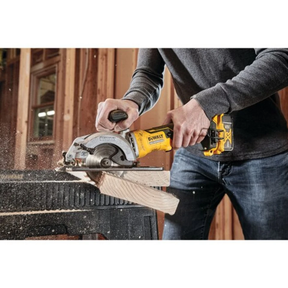 DeWALT (DCS571P1) ATOMIC 20V MAX Brushless 4-1/2 In. Cordless Circular Saw Kit - Image 4 of 4