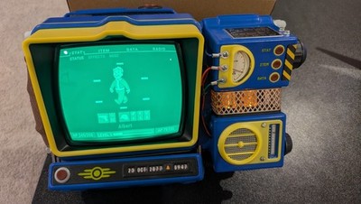 Pip-Boy 2000 MKVI – Édition Vault-Tec – Accessoire Cosplay Fallout 76 (neuf)