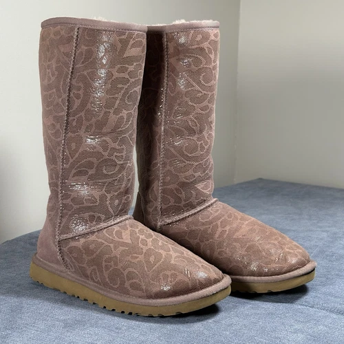 Stivali UGG Australia tradizionali scamosciati disegno floreale in rilievo rosa donna taglia 6