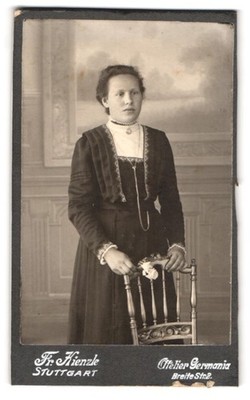 Fotografie Fr. Kienzle, Stuttgart, Breite Strasse 2, Portrait junge Dame im Kle 
