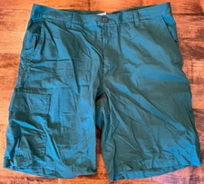 Men Columbia red bluff cargo shorts 36in waist X 10in length green - never worn