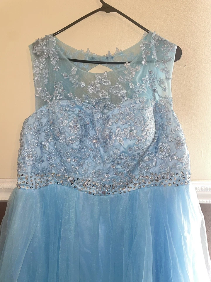 Baile de graduación usado (usado una vez) Foto 2 de 4