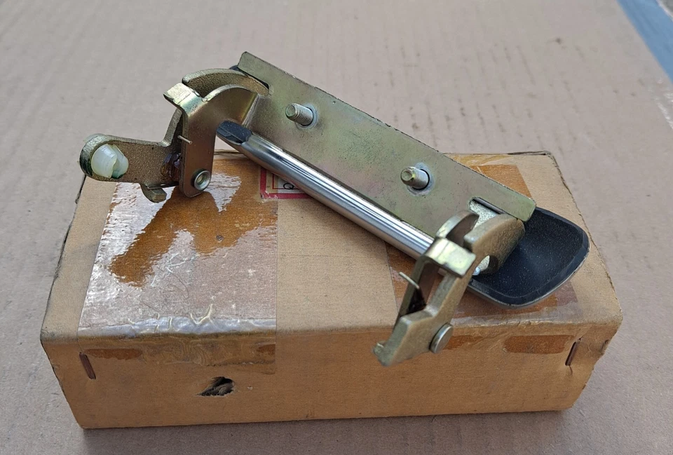 Dodge Colt 1973-1979 nuevo en stock Mitsubishi puerta delantera derecha mango exterior Foto 3 de 3