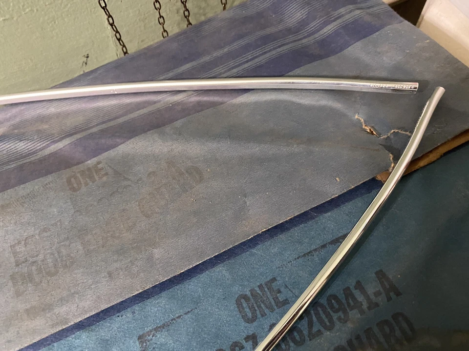 Protectores de borde de puerta Ford Thunderbird 1980 1981 1982 1983 nuevo de lote Foto 2 de 4