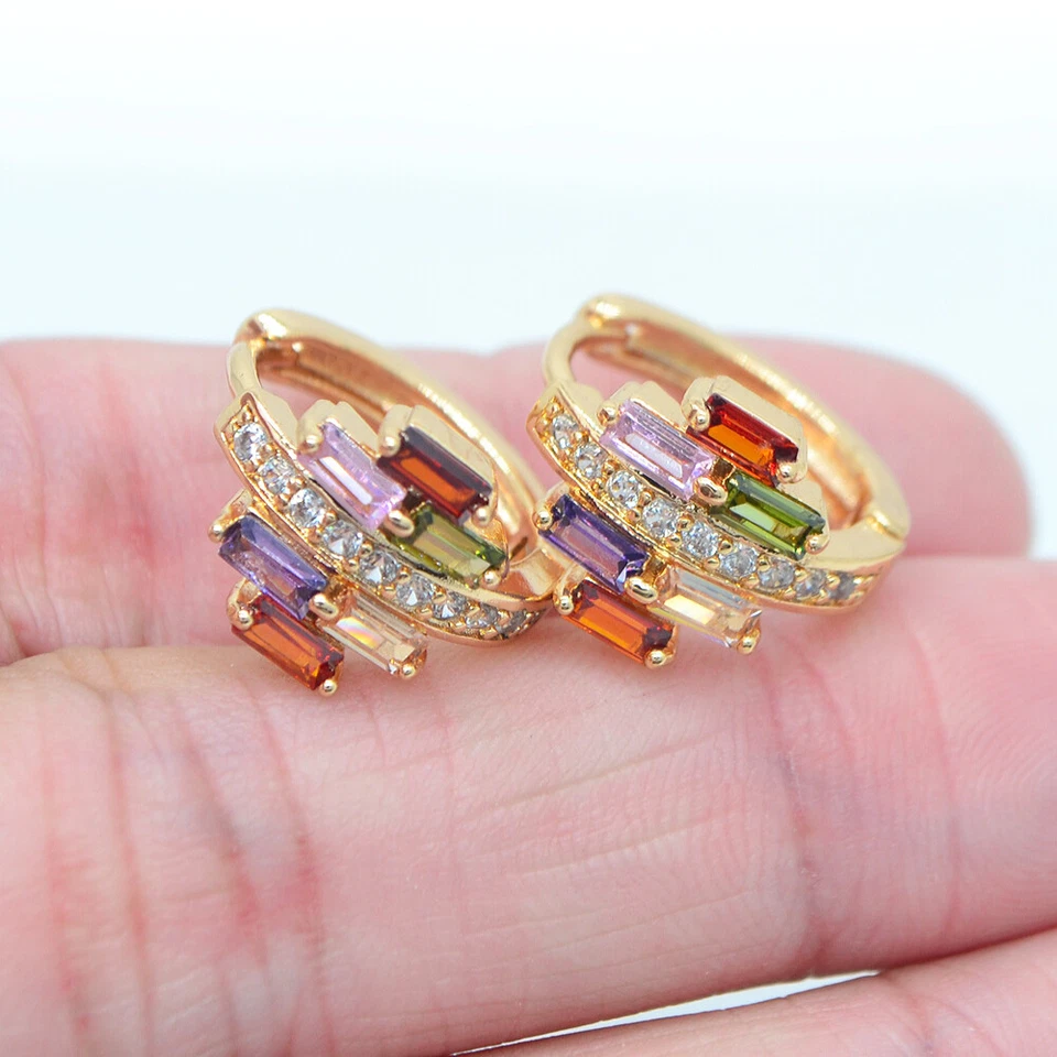Pendientes Huggie Líneas Baguette Topacio Multicolor Relleno Oro Amarillo 18K Joyería Foto 2 de 4