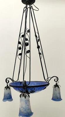 LUSTRE VASQUE + 3 TULIPES PATE DE VERRE BLEU BLANC FER FORGER ART NOUVEAU - Photo 1/4