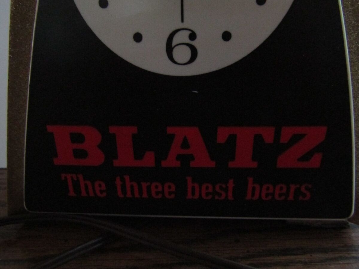 VINTAGE 1970 BLATZ THE THREE BEST BEERS WORKING CLOCK THAT VINTAGE 1970 BLATZ THE THREE BEST BEERS WORKING CLOCK THAT