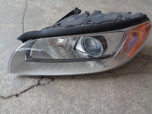 Volvo C70 XC70 S80 XENON SCHEINWERFER LINKS OHNE ANBAUTEILE  30796133 - Bild 1 von 4