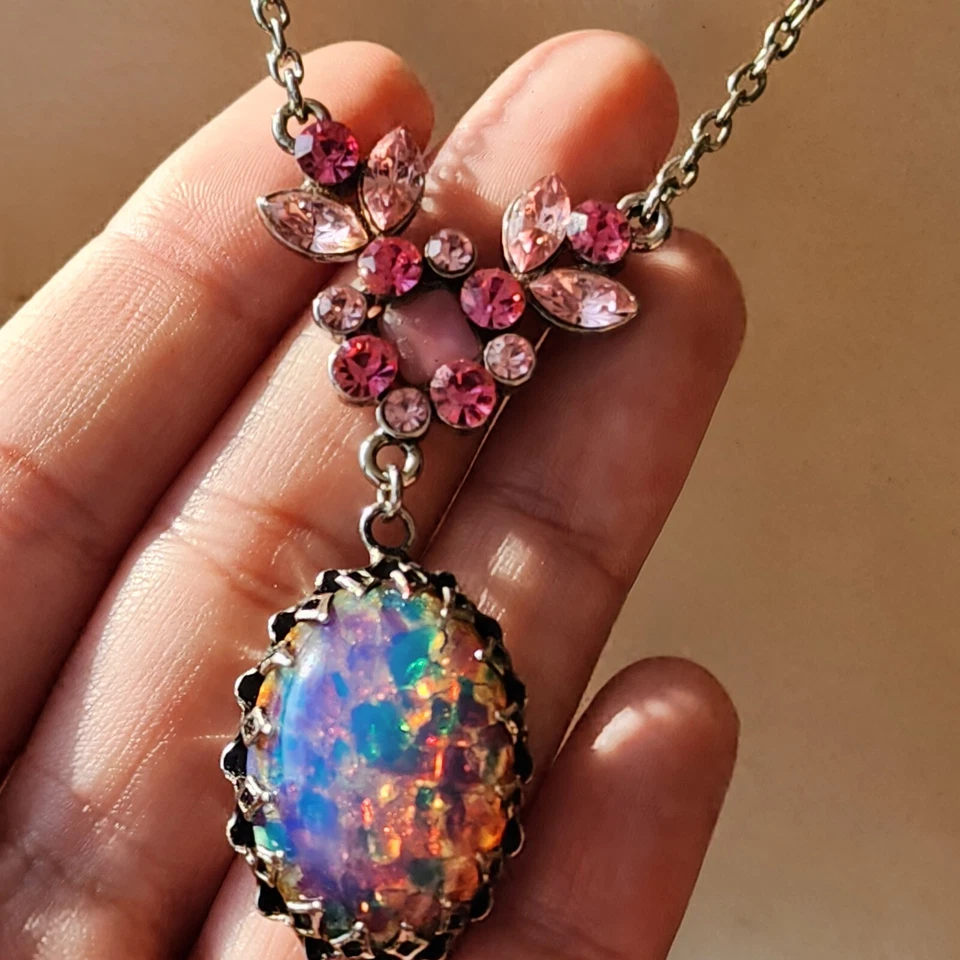 Pingente de colar de strass rosa e gota de opala falsa cabachão oval tom prateado assinado - Imagem 2 de 4