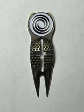 Crosshairs Divot Tool & Odyssey The #1 Putter On Tour 1" Coin Style Golf Marker