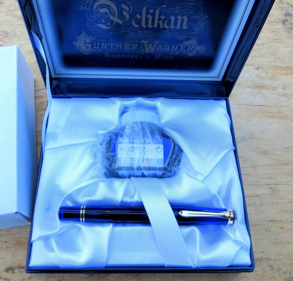 New Pelikan M600 Gunther Wagner Blue Demonstrator Fountain Pen