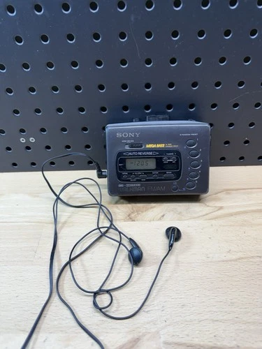 RADIO WORKS (CASSETTE UNTESTED) Vintage Sony Walkman WM-FX45 Mega Bass Player