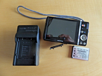 Olympus VR-320 12.5x Super Wide Compact Digital Camera Battery & Charger
