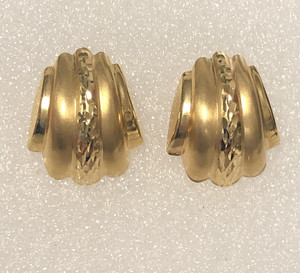 18k Yellow Gold Shell Shaped Earrings Matt & Diamond Cut Texture Design