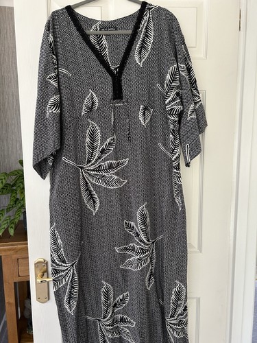 Next Kimono Kleid Größe M Petite schwarz-weiß Palmenmuster