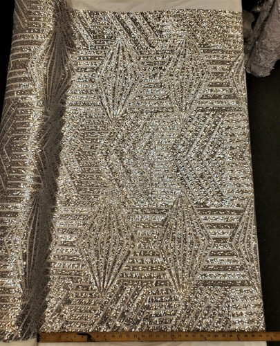 Silver Geometric Sequin Fabric on Nylon Mesh 2 Way Stretch "BombShell Sequins" - 第 1/9 張圖片