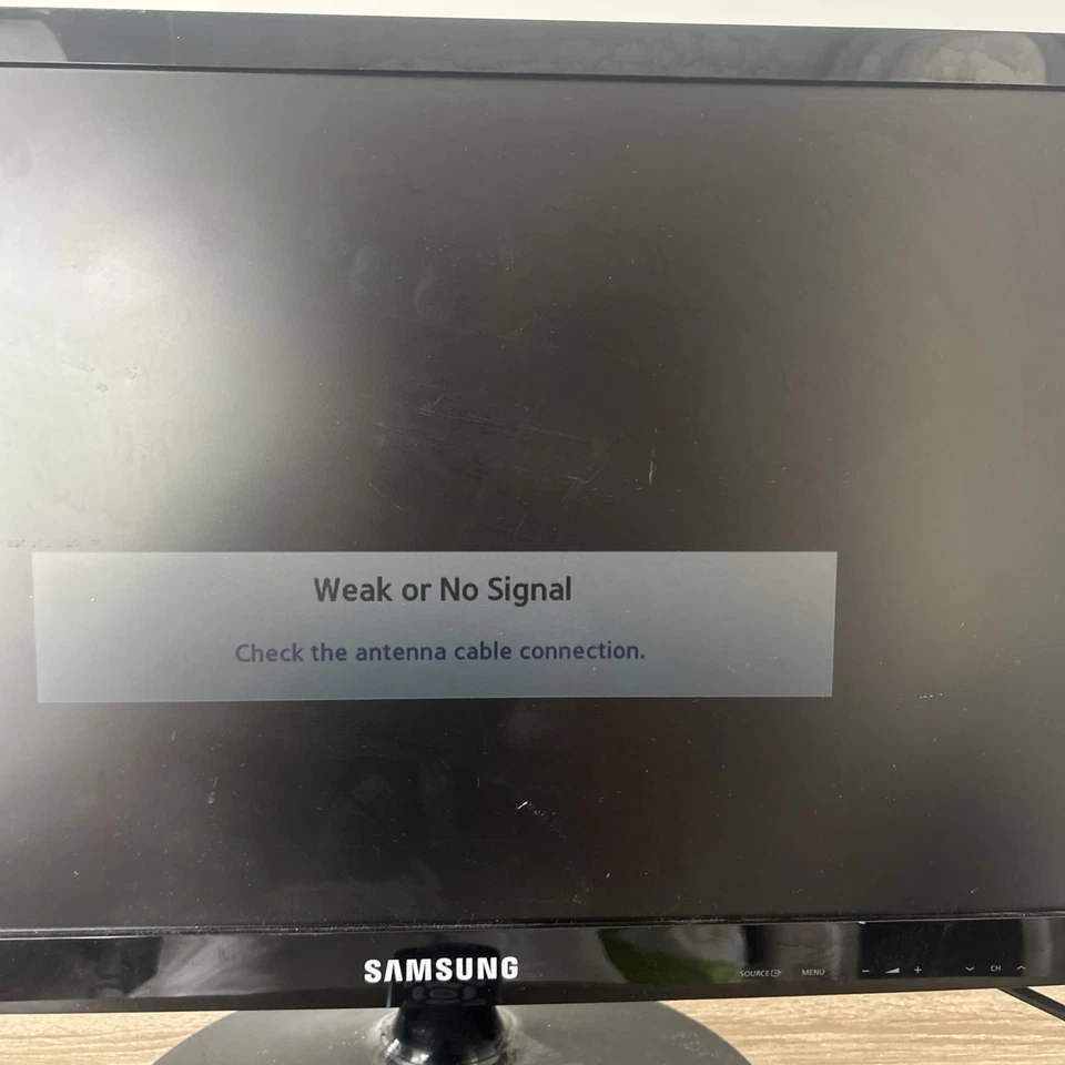 Samsung 22" HD LCD HD TV Monitor LT22A300E + Remote - Image 3 of 4