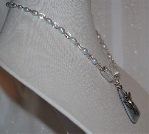 Collar con cuentas hechas a mano de 17,5" envuelto en alambre gris imitación mar con paloma - Imagen 4 de 5
