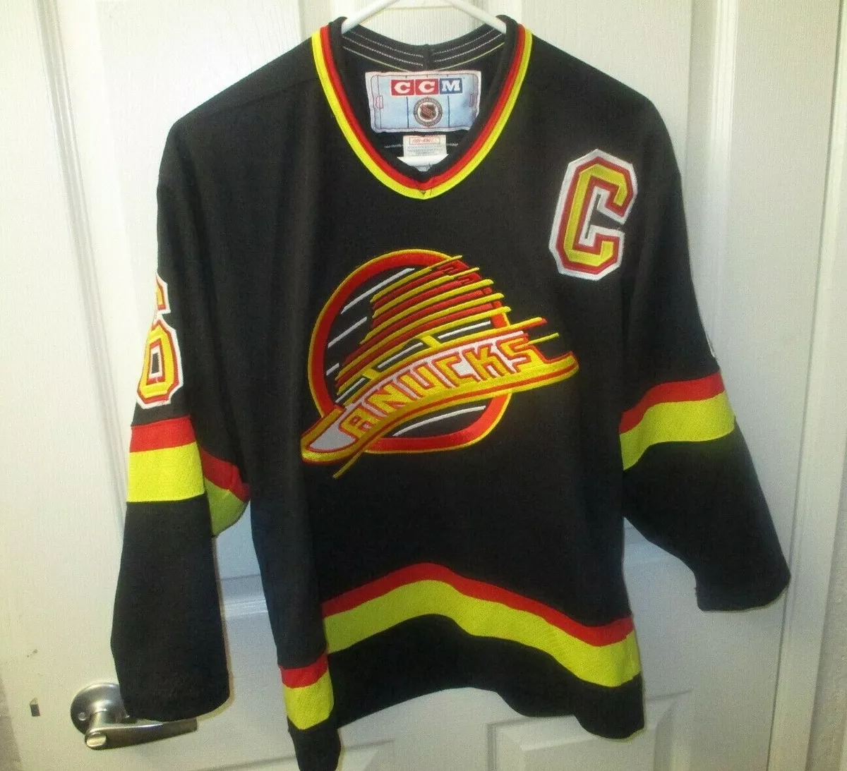 black vancouver canucks jersey