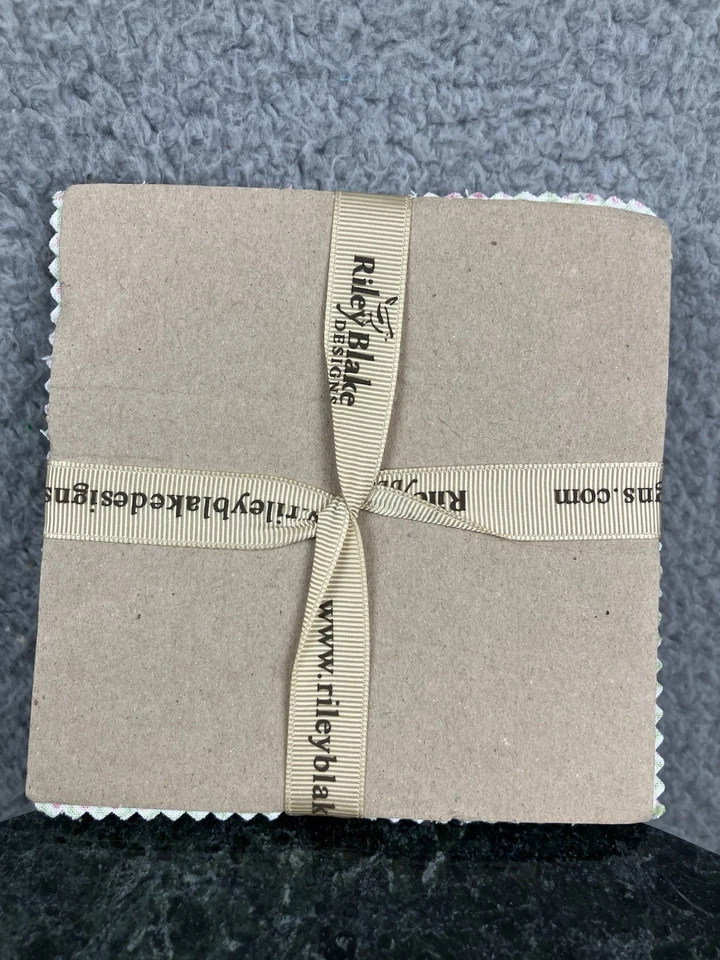 Apilador Riley Blake 5" 42 piezas 100 % algodón "acurrucado como un insecto" acolchado artesanal Foto 2 de 4