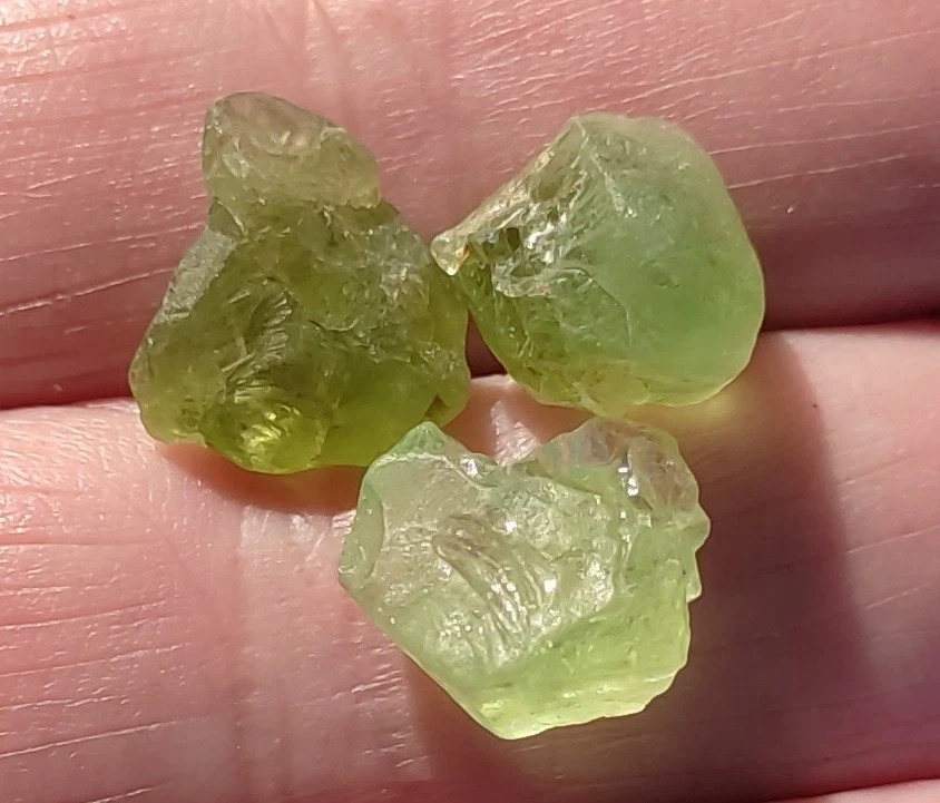 Péridots bruts de belle qualité, lot de 5 g - 3 gemmes naturels du Pakistan - Imagen 4 de 4